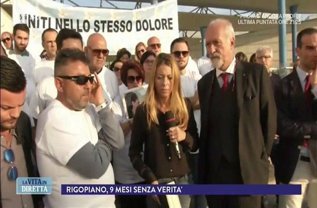 Il collegamento dei familiari delle vittime a "La vita in diretta". In secondo piano i parenti di Dino Di Michelangelo