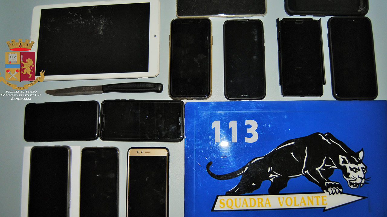 Il coltello, i cellulari e il tablet sequestrati dalla polizia a Senigallia