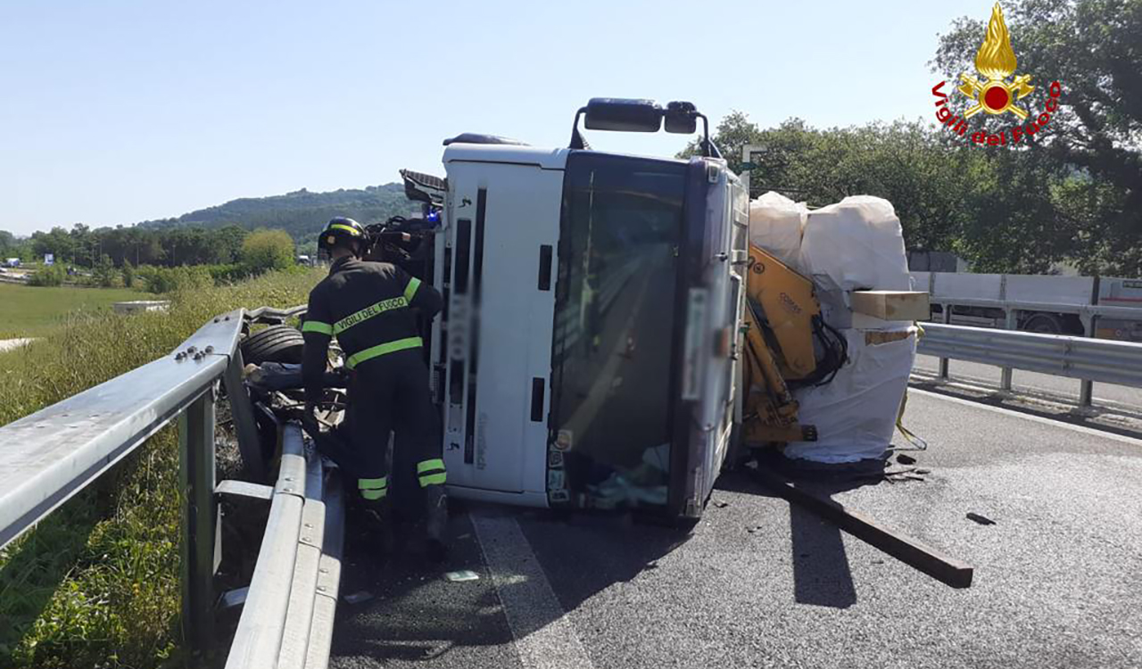 L'incidente lungo la strada Statale 76 nel territorio di serra San Quirico